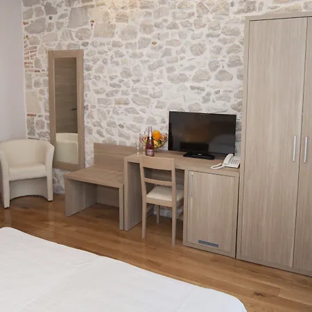 Tifani Luxury 2 *